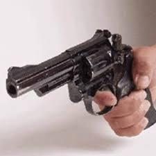 Vid�o d�un braquage, le commer�ant se fait tirer dessus!