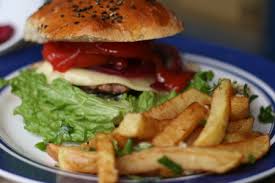 Бургер, пържени картофки ни съсипват бързо