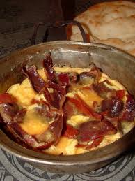 http://tbn3.google.com/images?q=tbn:N1cr4bIwF4W4AM:http://www.geocities.com/goremerestaurant/pastirmali.jpg