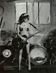 Amy Winehouse posed nude to raise ...