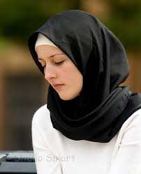 حوار مع فتاة تحب الزينة وتعشق الجمال وترفضل الحجاب 41386684.Girlinscarfforweb