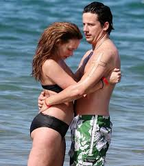 Jennifer Love Hewitt (28) is engaged